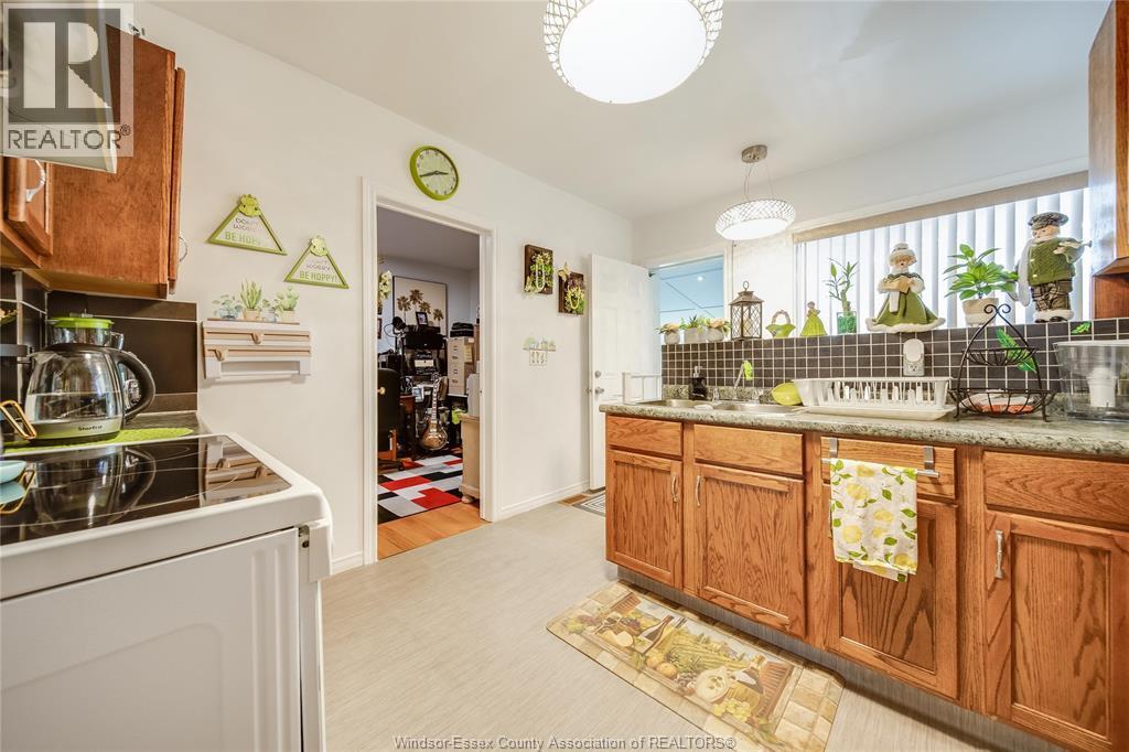1054 Oak Street, Windsor, ON - Indoor Photo Showing Kitchen