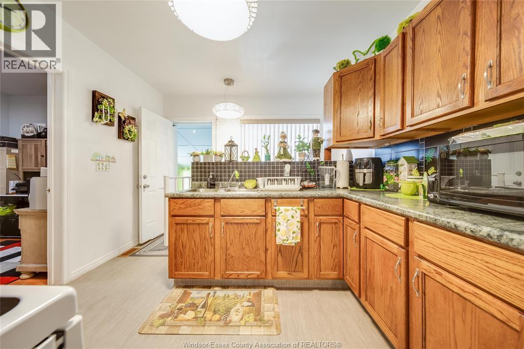 1054 Oak Street, Windsor, ON - Indoor Photo Showing Kitchen