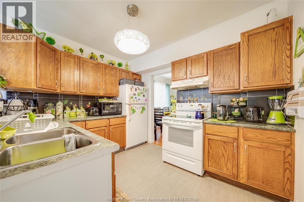 1054 Oak Street, Windsor, ON - Indoor Photo Showing Kitchen With Double Sink