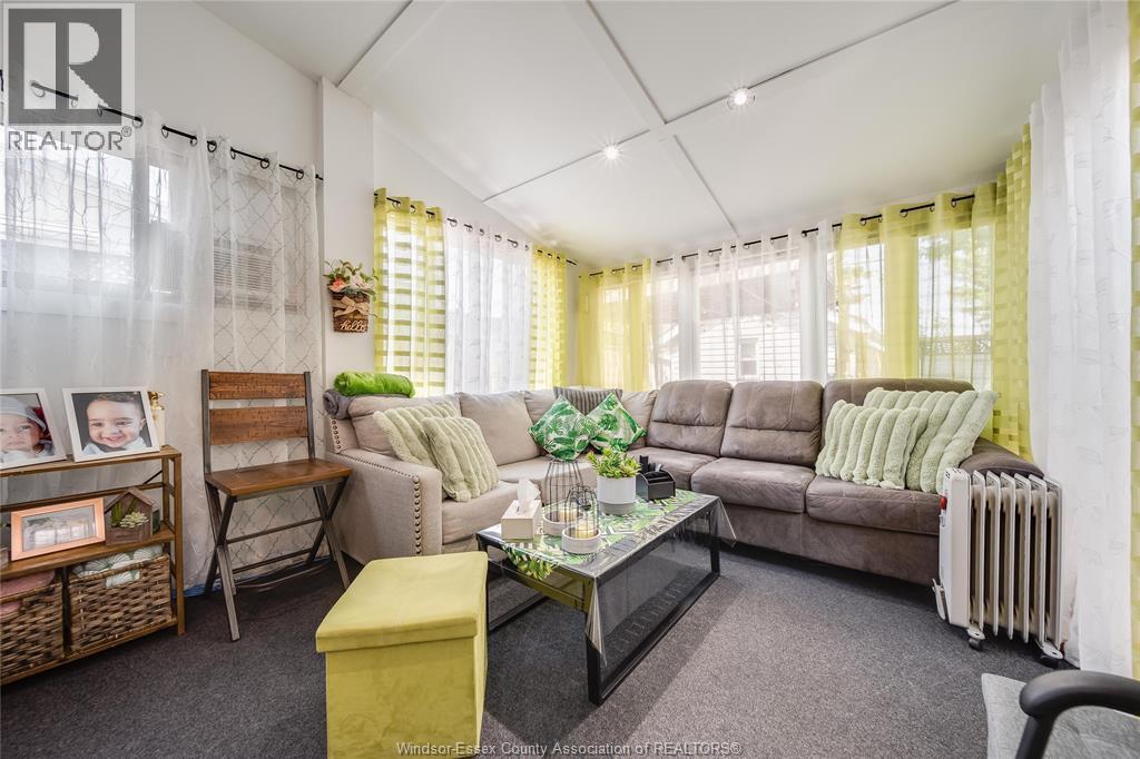 1054 Oak Street, Windsor, ON - Indoor Photo Showing Living Room