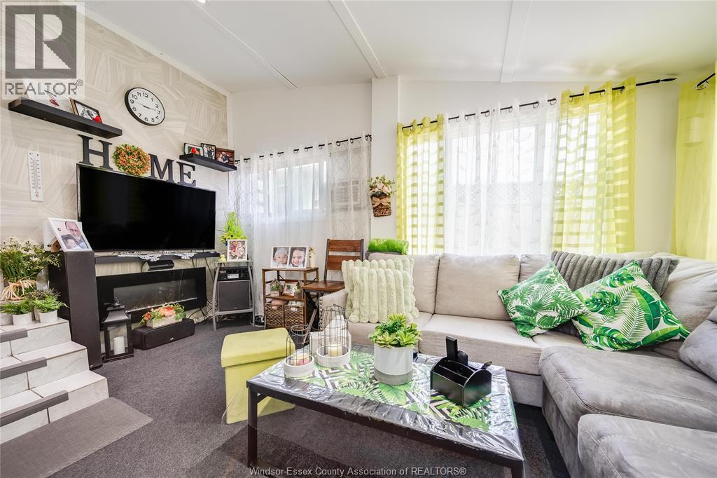 1054 Oak Street, Windsor, ON - Indoor Photo Showing Living Room