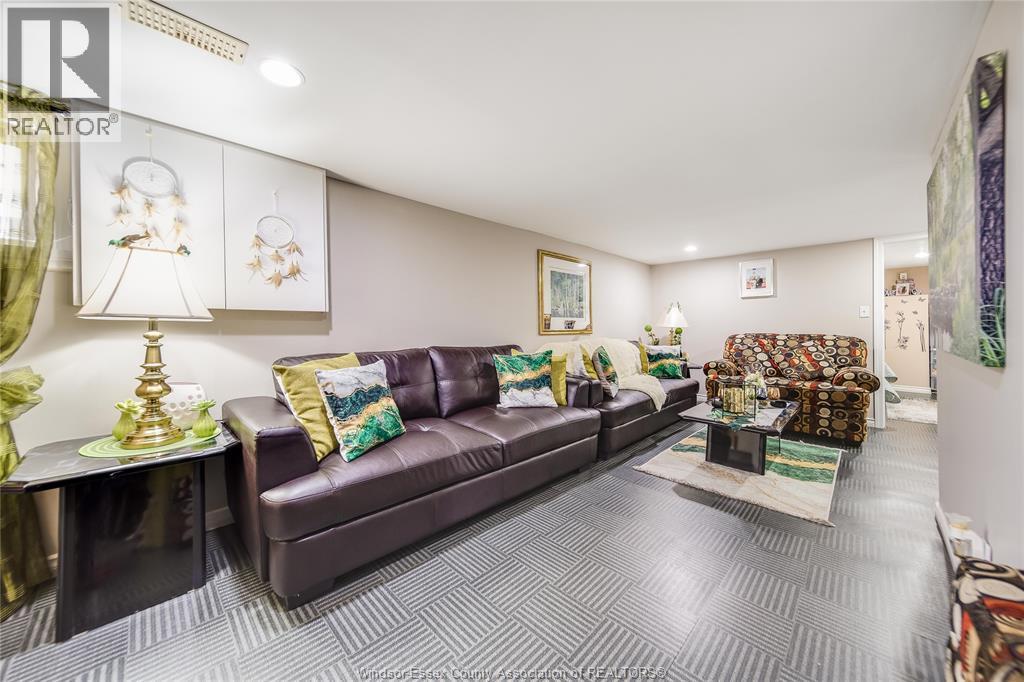 1054 Oak Street, Windsor, ON - Indoor Photo Showing Living Room