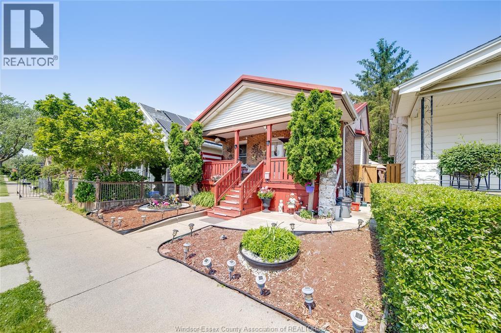 1054 Oak Street, Windsor, ON - Outdoor