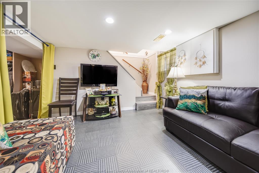 1054 Oak Street, Windsor, ON - Indoor Photo Showing Living Room