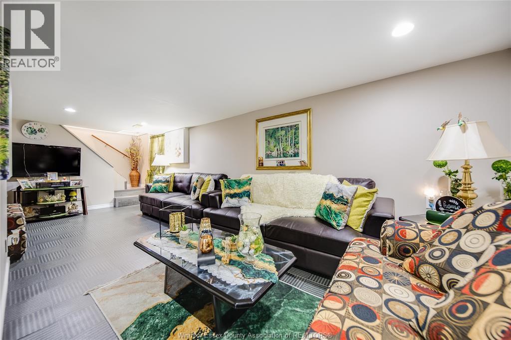 1054 Oak Street, Windsor, ON - Indoor Photo Showing Living Room