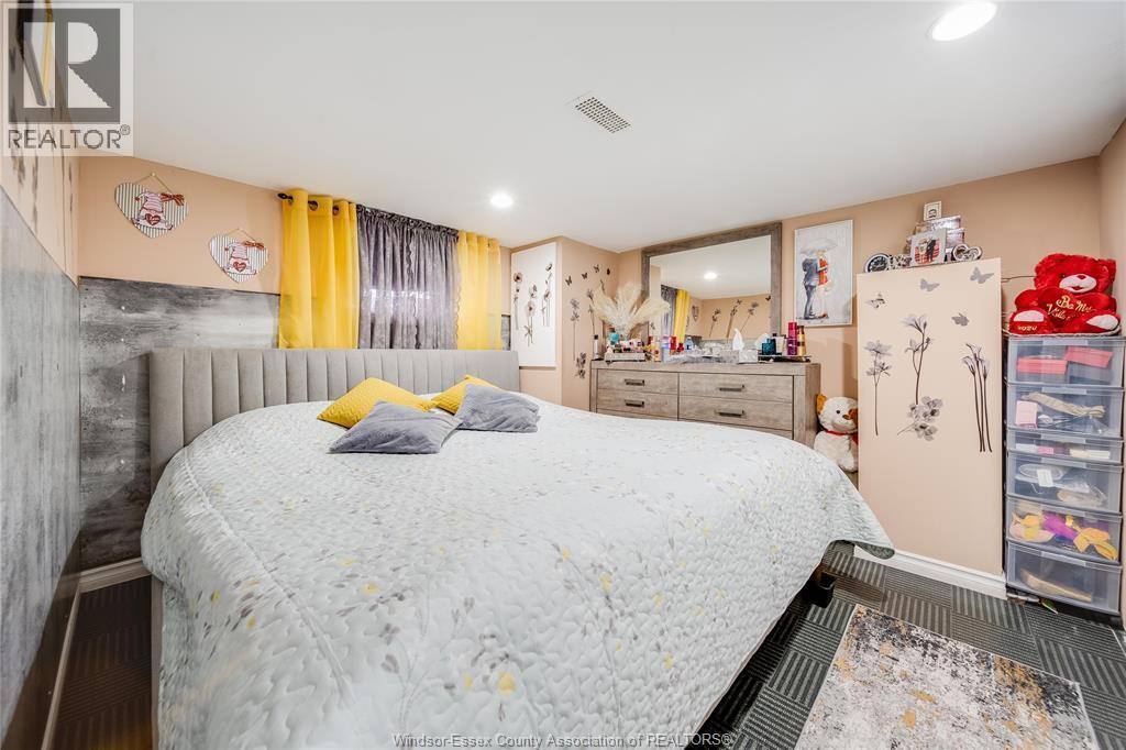 1054 Oak Street, Windsor, ON - Indoor Photo Showing Bedroom