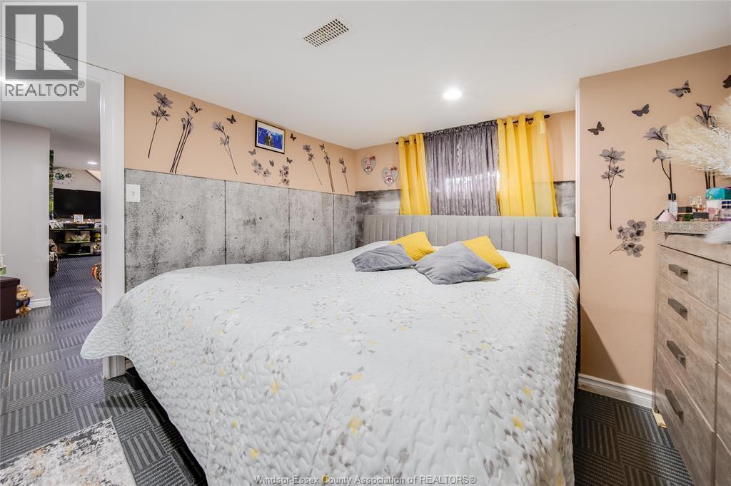 1054 Oak Street, Windsor, ON - Indoor Photo Showing Bedroom