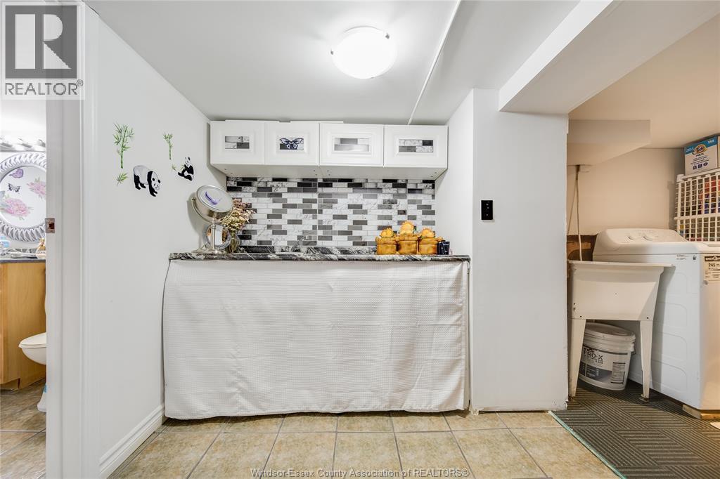 1054 Oak Street, Windsor, ON - Indoor Photo Showing Laundry Room