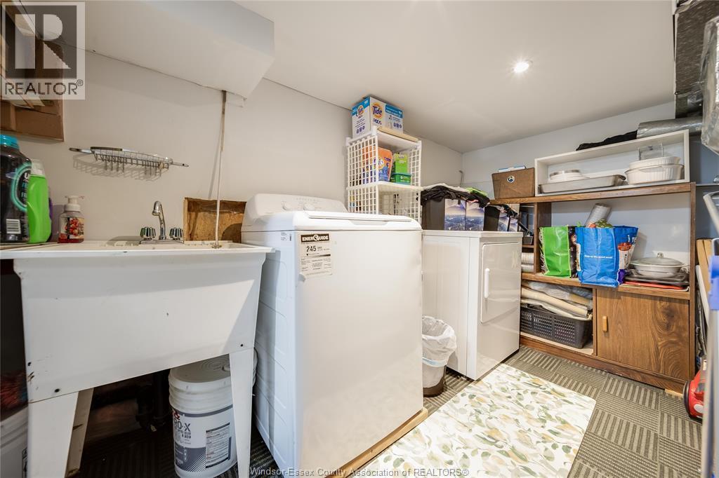 1054 Oak Street, Windsor, ON - Indoor Photo Showing Laundry Room