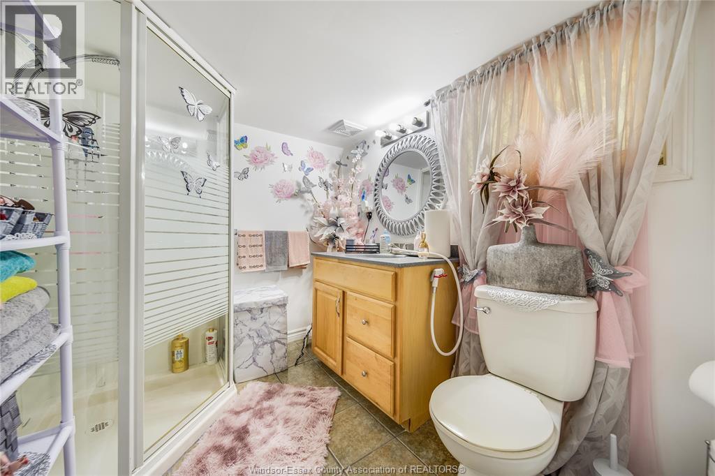 1054 Oak Street, Windsor, ON - Indoor Photo Showing Bathroom