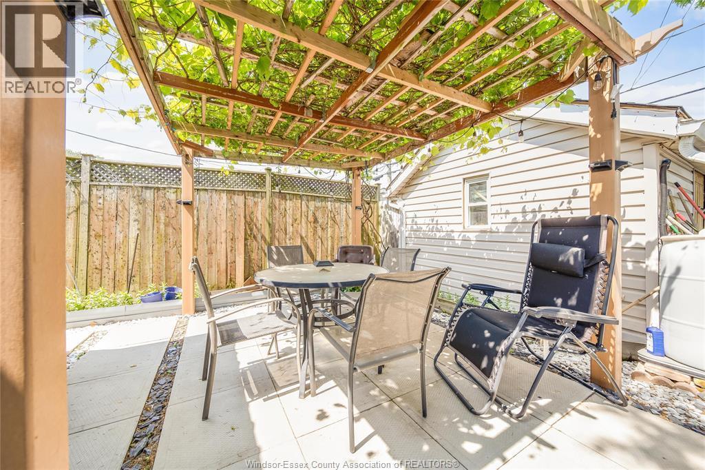 1054 Oak Street, Windsor, ON - Outdoor With Exterior