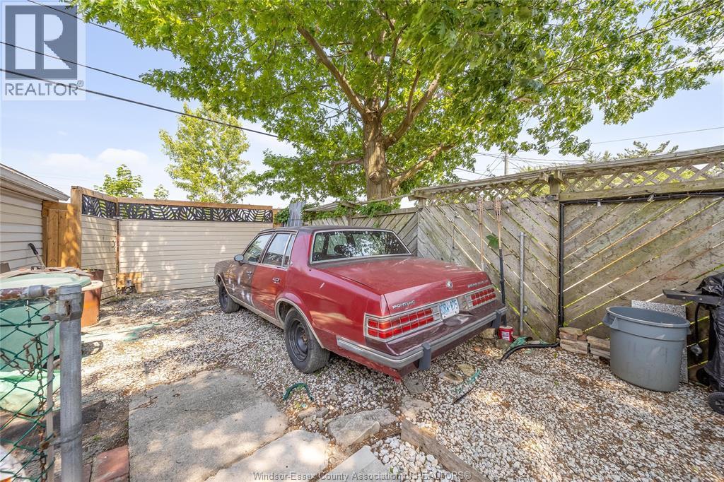 1054 Oak Street, Windsor, ON - Outdoor