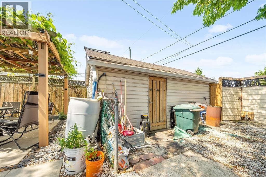 1054 Oak Street, Windsor, ON - Outdoor