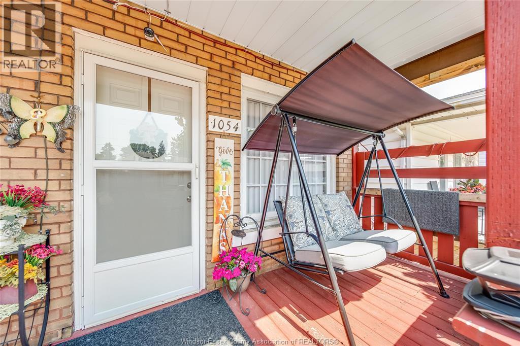 1054 Oak Street, Windsor, ON - Outdoor With Exterior