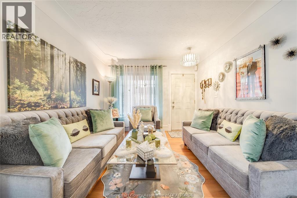1054 Oak Street, Windsor, ON - Indoor Photo Showing Living Room