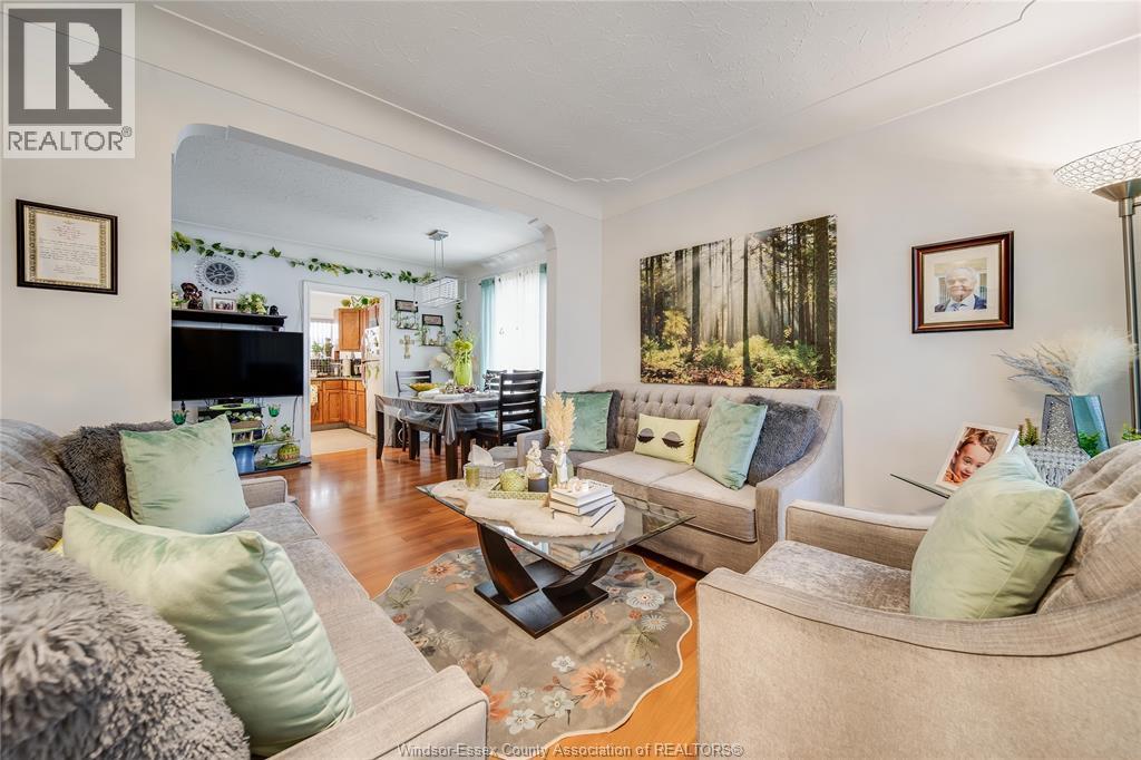1054 Oak Street, Windsor, ON - Indoor Photo Showing Living Room