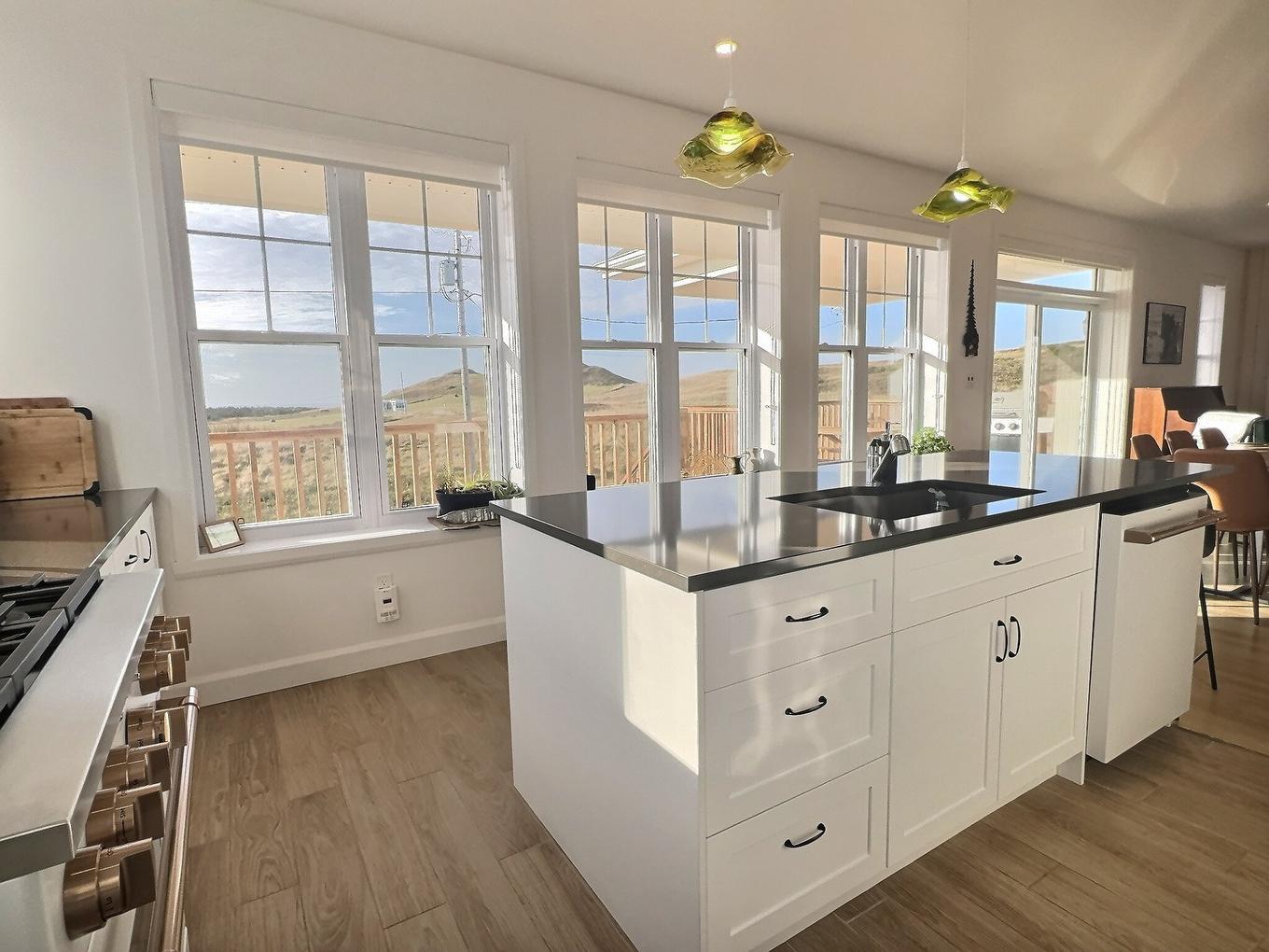 Cuisine - 30 Ch. Joseph-Leblanc, Les Îles-De-La-Madeleine, QC - Indoor Photo Showing Kitchen