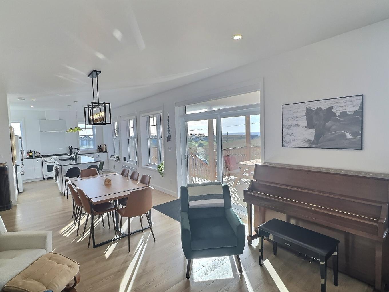 Salon - 30 Ch. Joseph-Leblanc, Les Îles-De-La-Madeleine, QC - Indoor Photo Showing Living Room