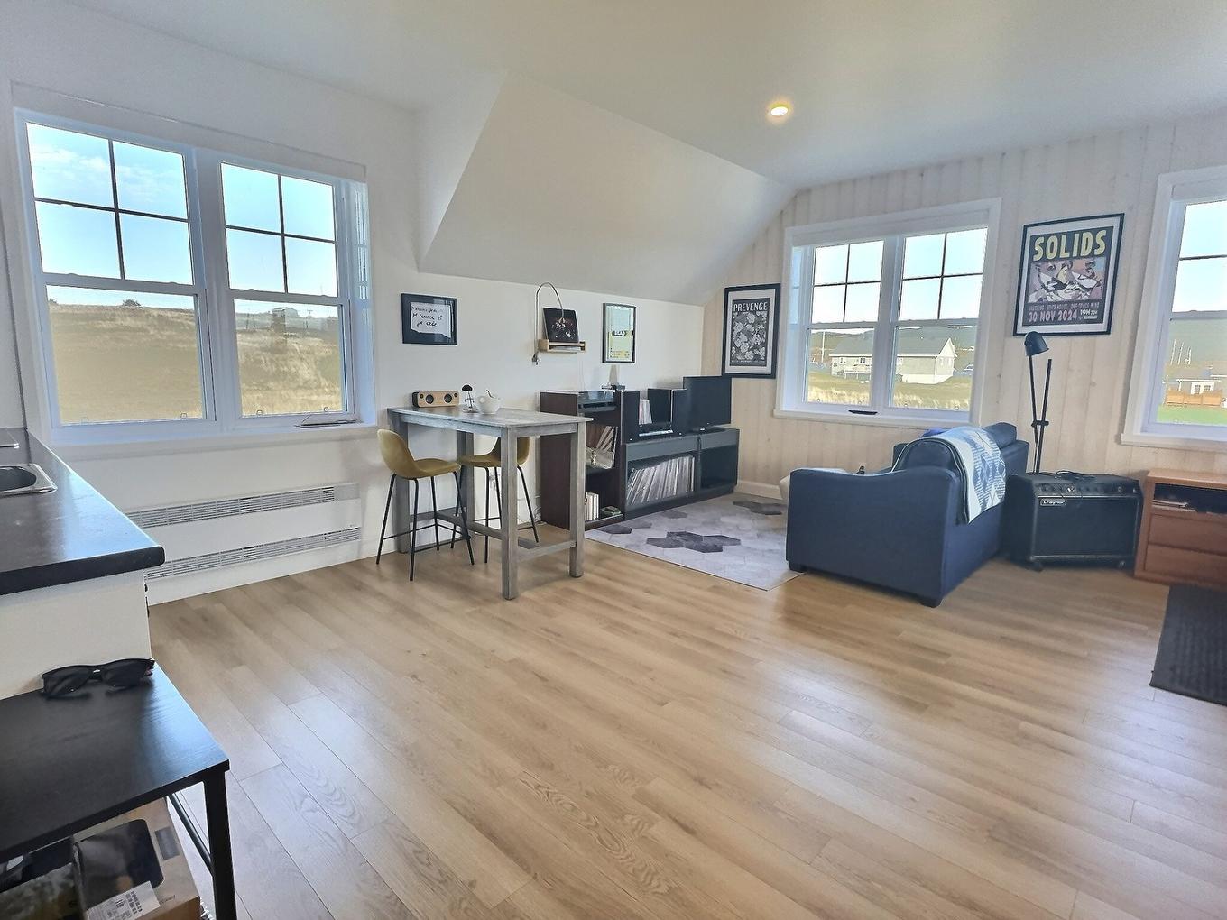 Atelier - 30 Ch. Joseph-Leblanc, Les Îles-De-La-Madeleine, QC - Indoor Photo Showing Living Room