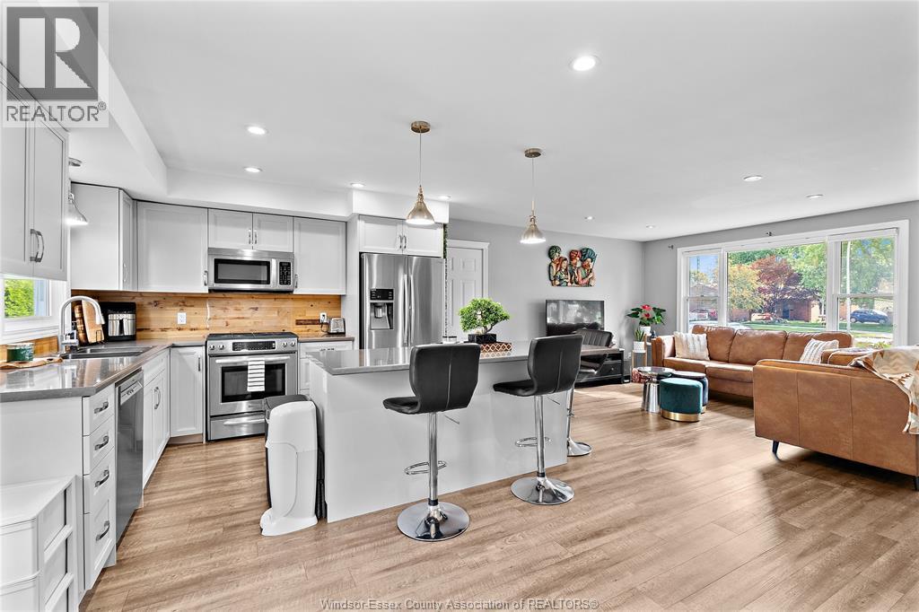 100 Argyle Crescent, Chatham, ON - Indoor Photo Showing Kitchen With Upgraded Kitchen