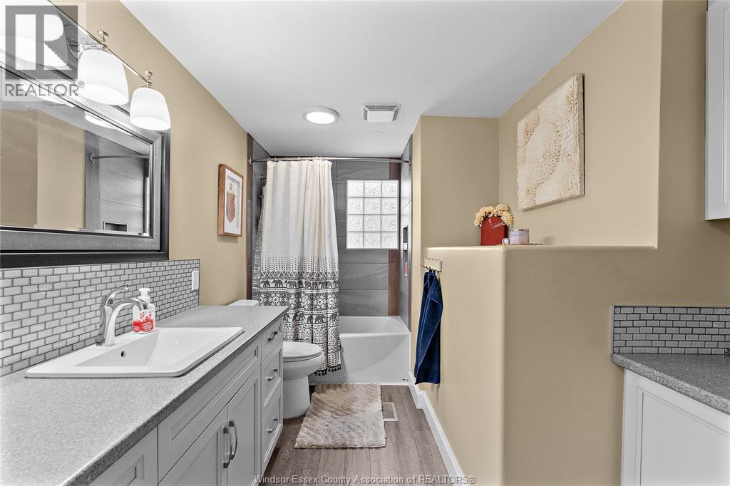 100 Argyle Crescent, Chatham, ON - Indoor Photo Showing Bathroom