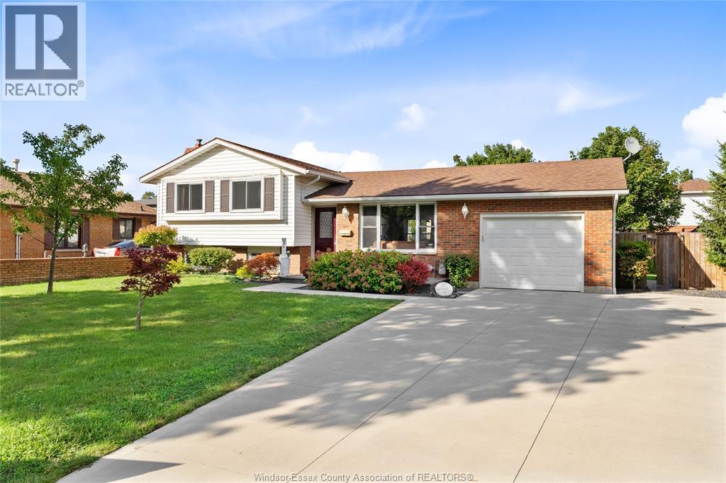 100 Argyle Crescent, Chatham, ON - Outdoor With Facade