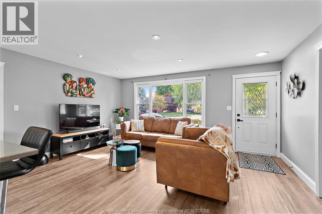 100 Argyle Crescent, Chatham, ON - Indoor Photo Showing Living Room