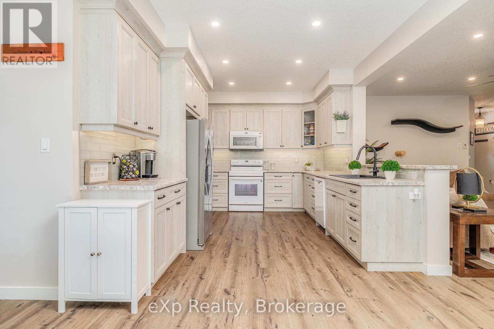 45372 Davies Street, Huron East (Grey), ON - Indoor Photo Showing Kitchen With Upgraded Kitchen
