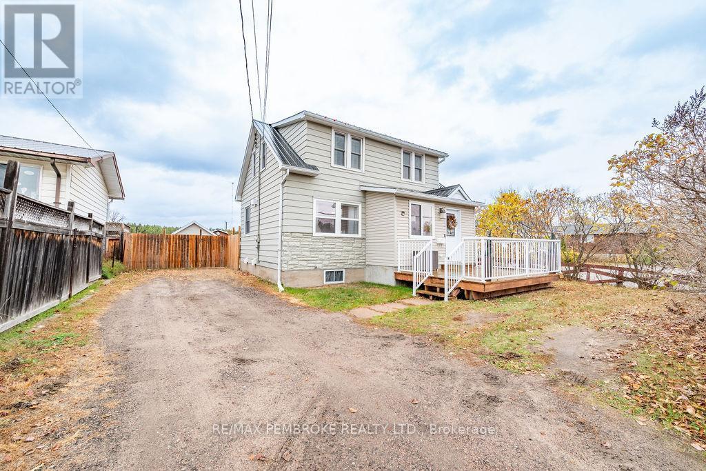 3245 Petawawa Boulevard, Petawawa, ON - Outdoor With Exterior