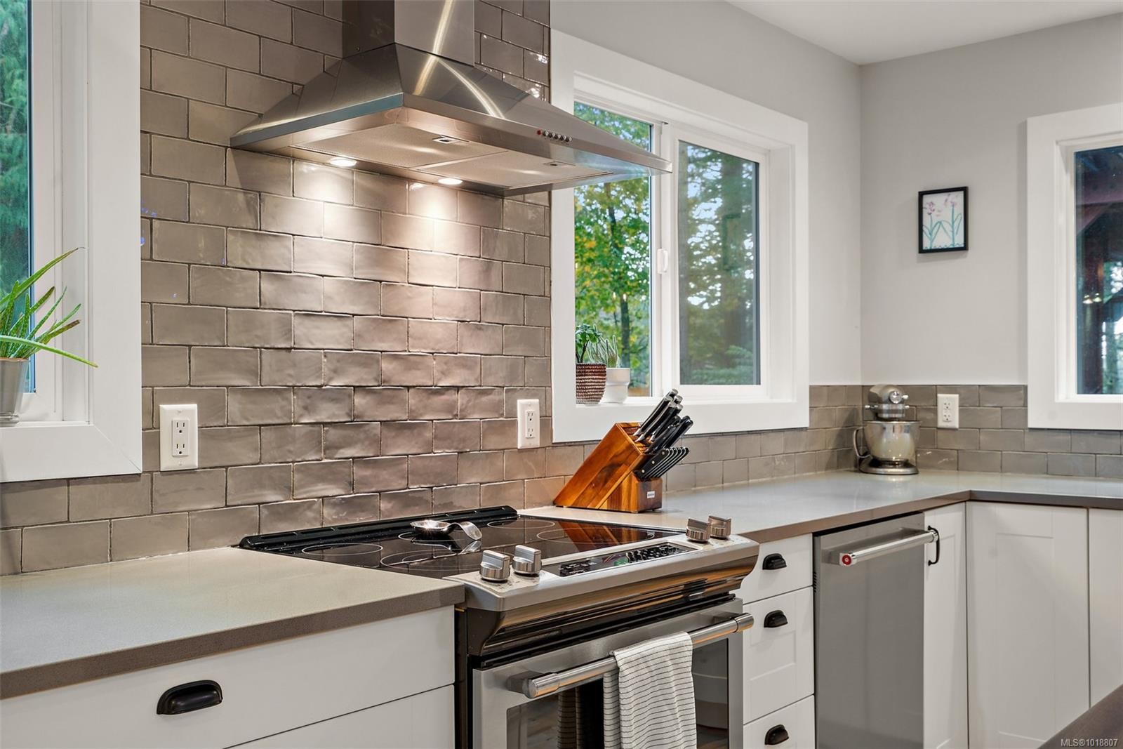 1409 Hillgrove Rd, North Saanich, BC