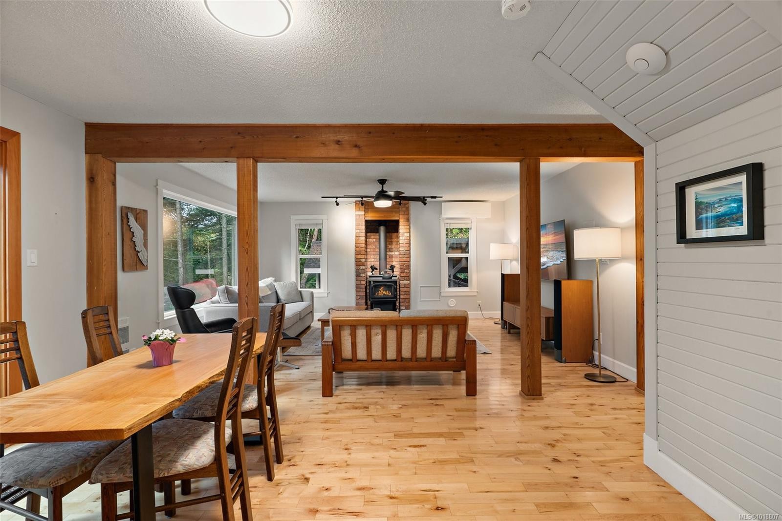 1409 Hillgrove Rd, North Saanich, BC