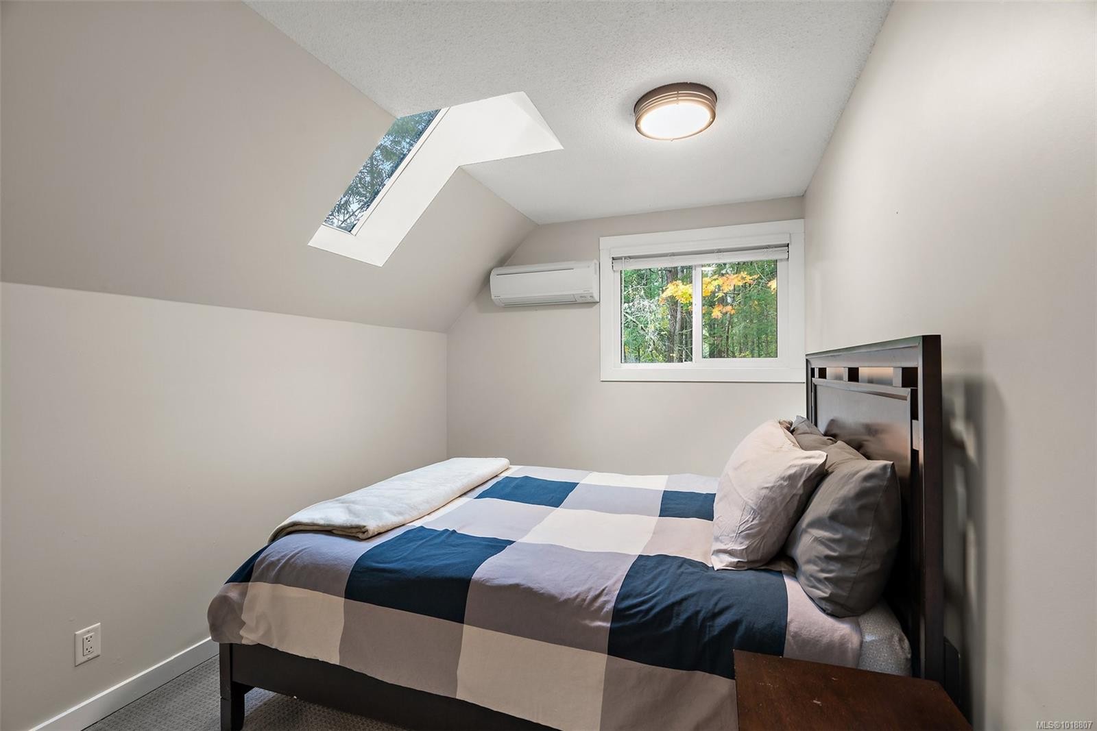 1409 Hillgrove Rd, North Saanich, BC