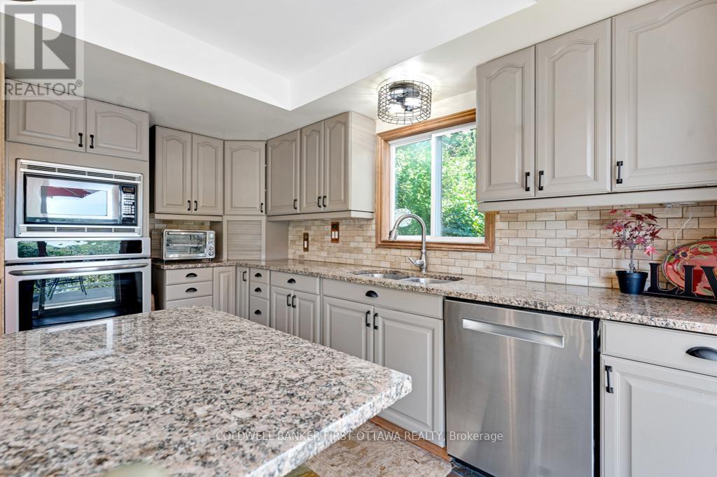 Granite countertops & ceramic subway backsplash - 320 Pike Lake Route 12 Road, Tay Valley, ON - Indoor Photo Showing Kitchen