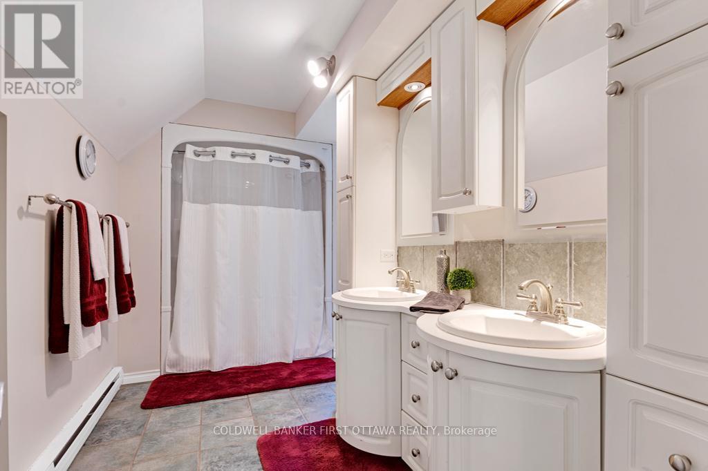 Double sink vanity in 4-pc bathroom - 320 Pike Lake Route 12 Road, Tay Valley, ON - Indoor Photo Showing Bathroom