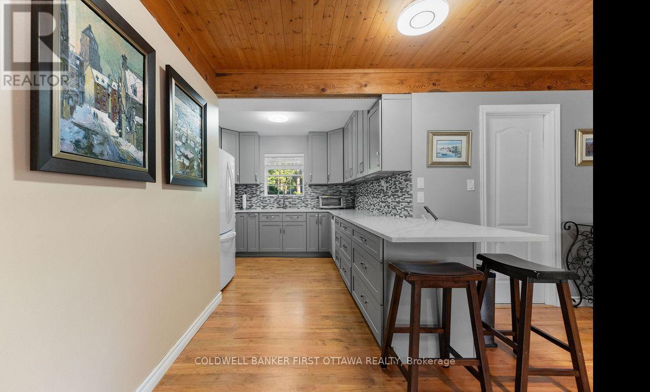 Kitchen's peninsula breakfast bar - 320 Pike Lake Route 12 Road, Tay Valley, ON - Indoor