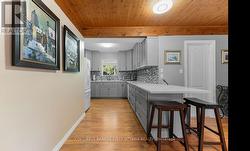 Kitchen's peninsula breakfast bar -