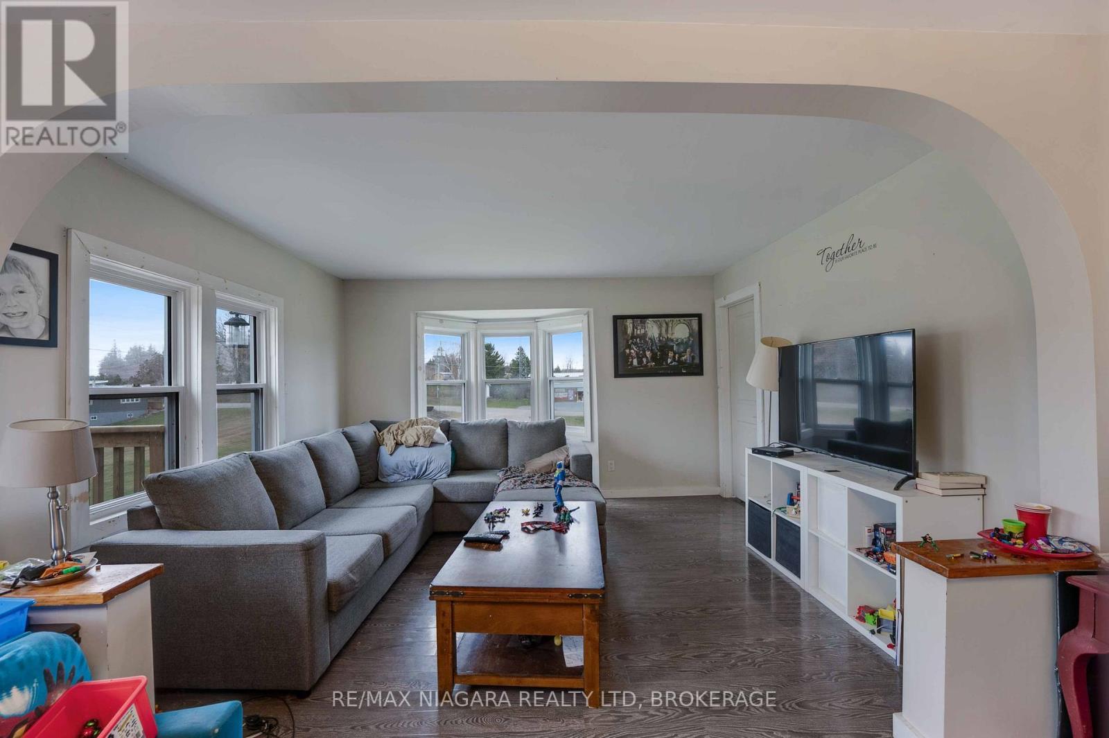 7357 Road 506 Road, Frontenac (Frontenac North), ON - Indoor Photo Showing Living Room