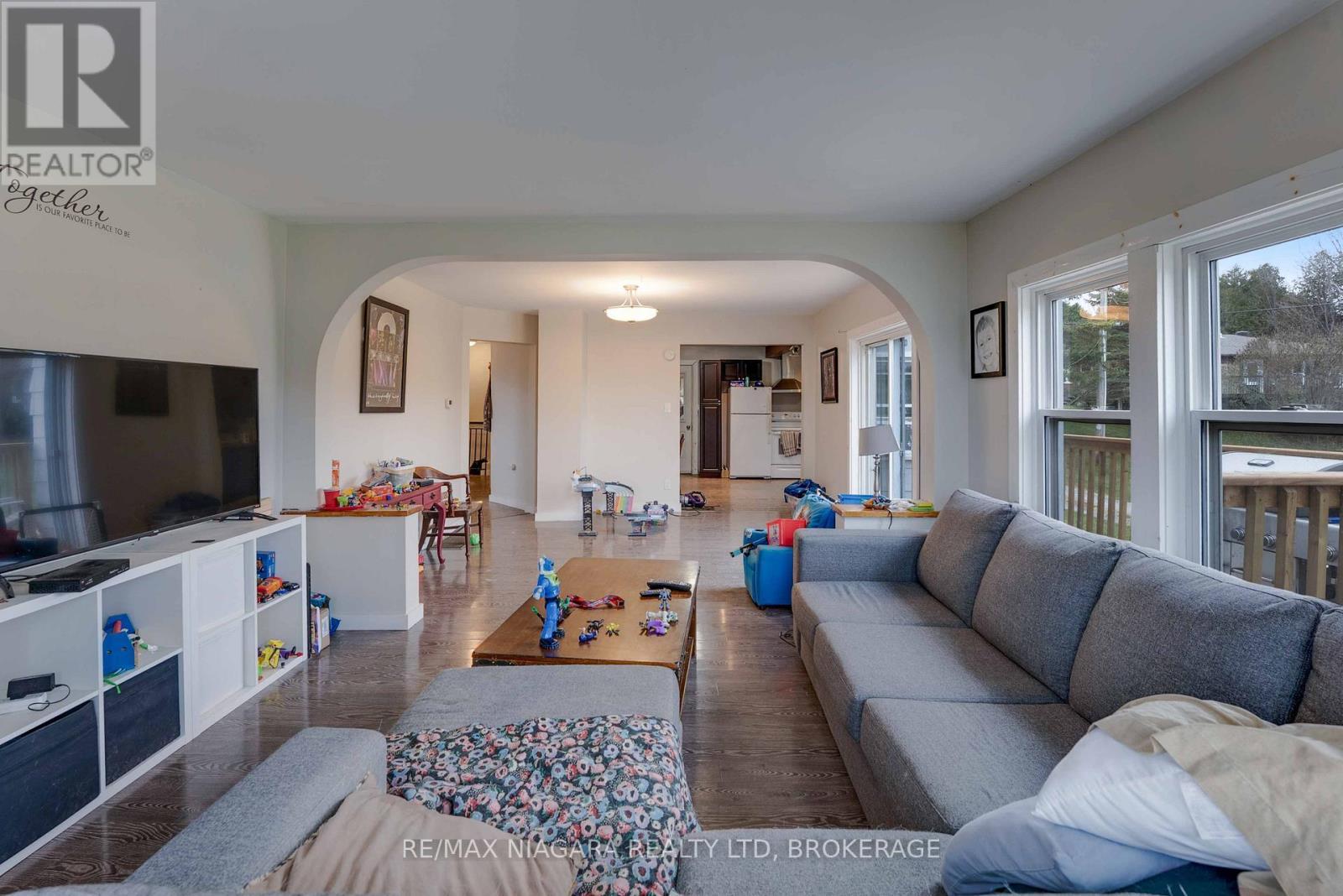 7357 Road 506 Road, Frontenac (Frontenac North), ON - Indoor Photo Showing Living Room