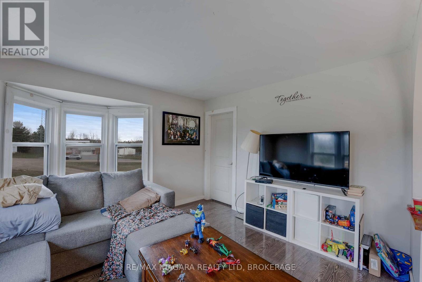 7357 Road 506 Road, Frontenac (Frontenac North), ON - Indoor Photo Showing Living Room