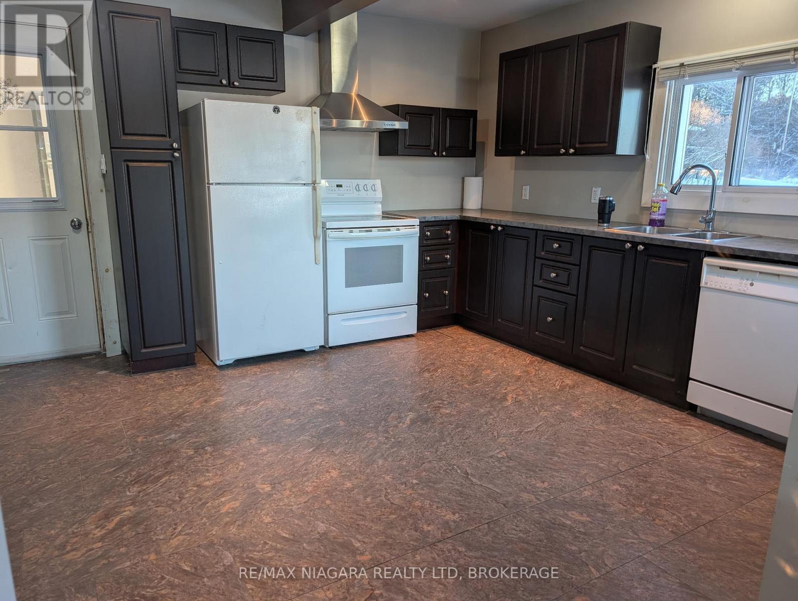 7357 Road 506 Road, Frontenac (Frontenac North), ON - Indoor Photo Showing Kitchen With Double Sink