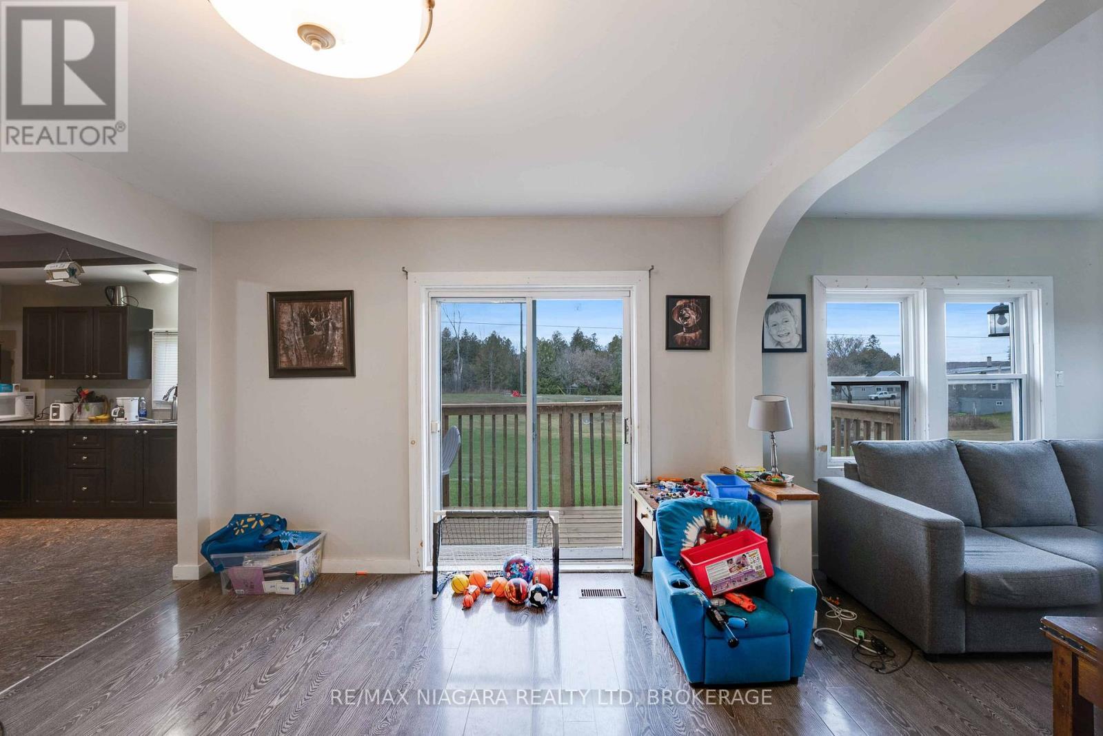 7357 Road 506 Road, Frontenac (Frontenac North), ON - Indoor Photo Showing Living Room