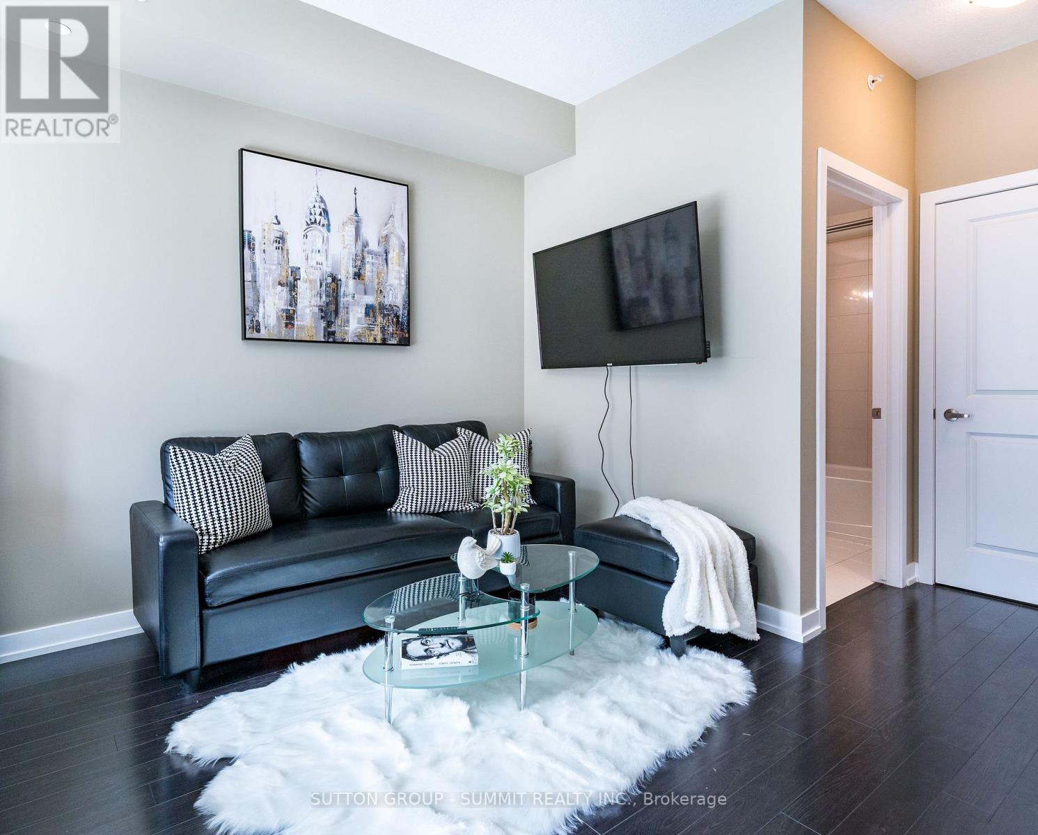 114 - 35 Southshore Crescent, Hamilton, ON - Indoor Photo Showing Living Room