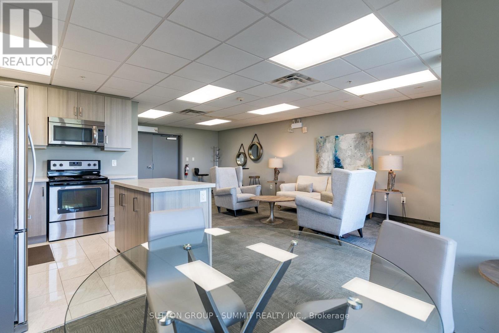 114 - 35 Southshore Crescent, Hamilton, ON - Indoor Photo Showing Kitchen