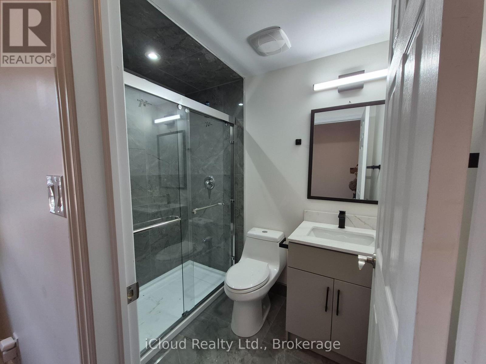 54 Twenty Third Street, Toronto, ON - Indoor Photo Showing Bathroom