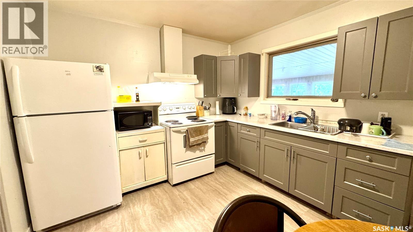 115 1St Street, Davidson, SK - Indoor Photo Showing Kitchen With Double Sink
