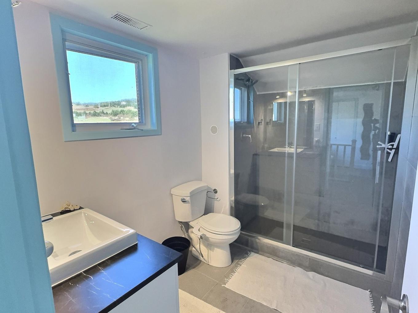 Bathroom - 10 Ch. Deveau, Les Îles-De-La-Madeleine, QC - Indoor Photo Showing Bathroom