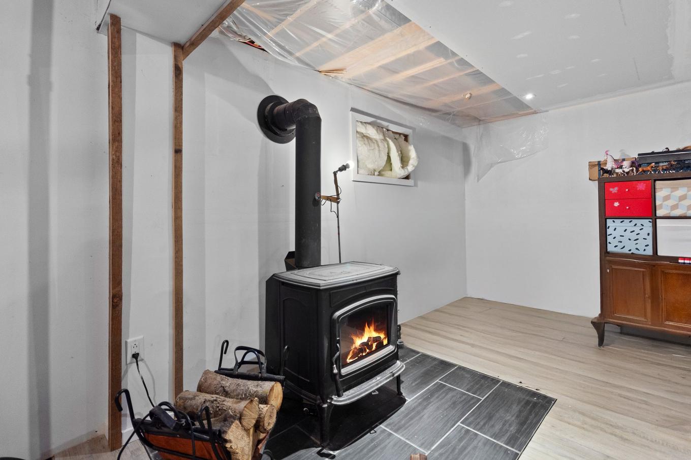 Salle familiale - 200 Rg St-Étienne, Saint-Placide, QC - Indoor With Fireplace