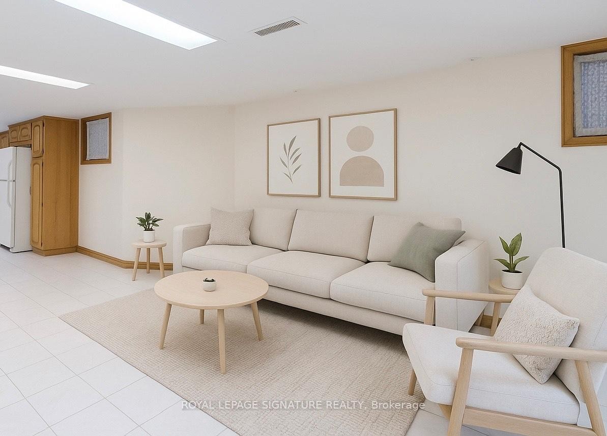 Main-189 Beatrice Street, Toronto, ON - Indoor Photo Showing Living Room