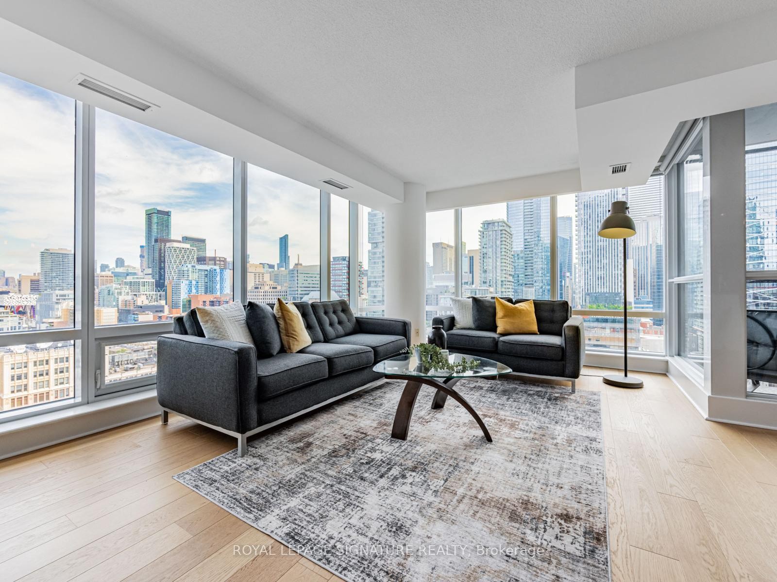 1804-295 Adelaide Street W, Toronto, ON - Indoor Photo Showing Living Room