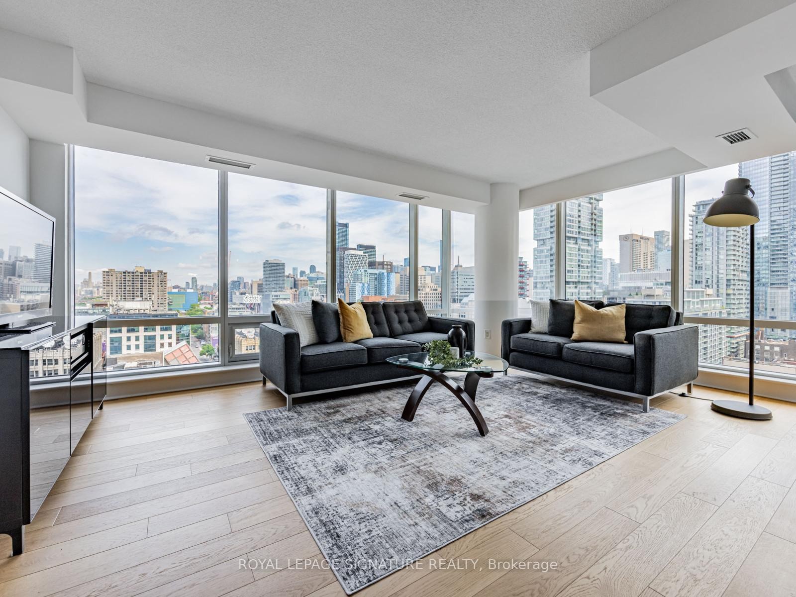 1804-295 Adelaide Street W, Toronto, ON - Indoor Photo Showing Living Room
